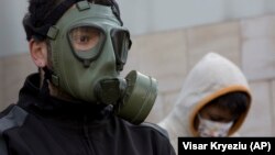 شهروندان در برخی نقاط جهان برای اعتراض به وضع آلودگی هوا از ماسک‌های ضد حملات شیمیایی استفاده می‌کنند