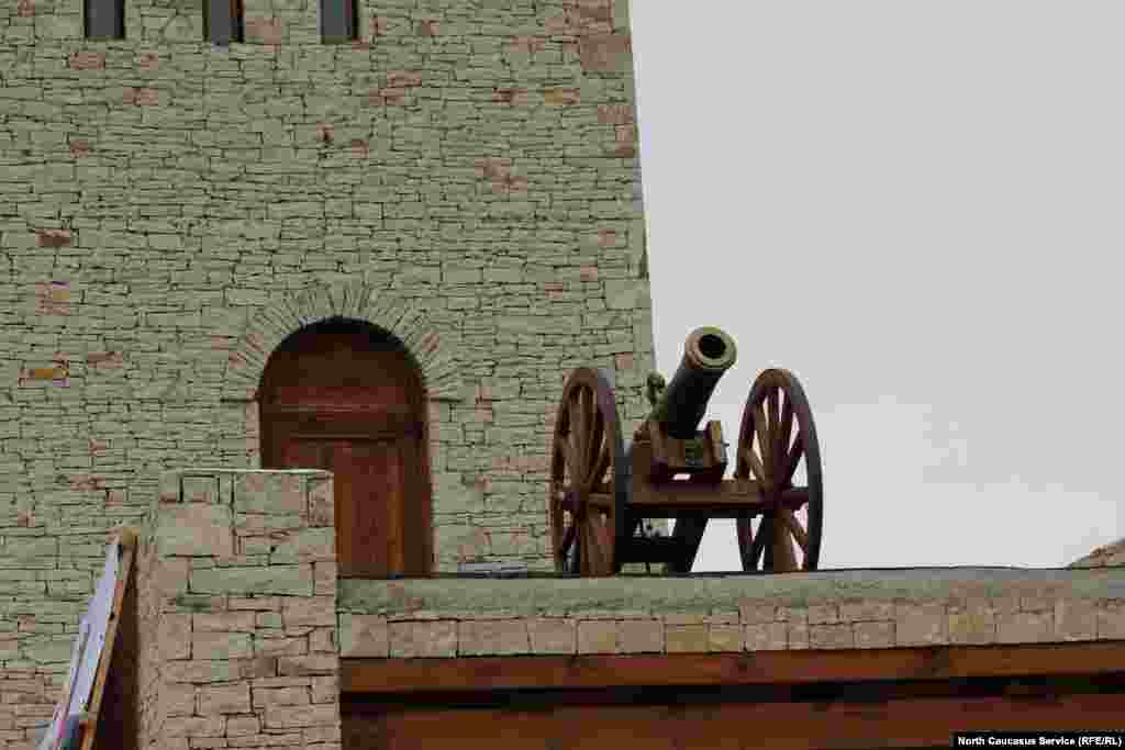 Несколько пушек образца времен Кавказской войны стоят на смотровой площадке Мемориального комплекса &quot;Ахульго&quot;.