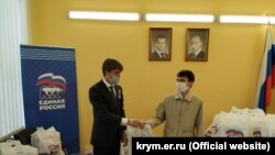 Продуктові набори для кримчан від спікера кримського парламенту Володимира Константинова, 28 квітня 2020 року