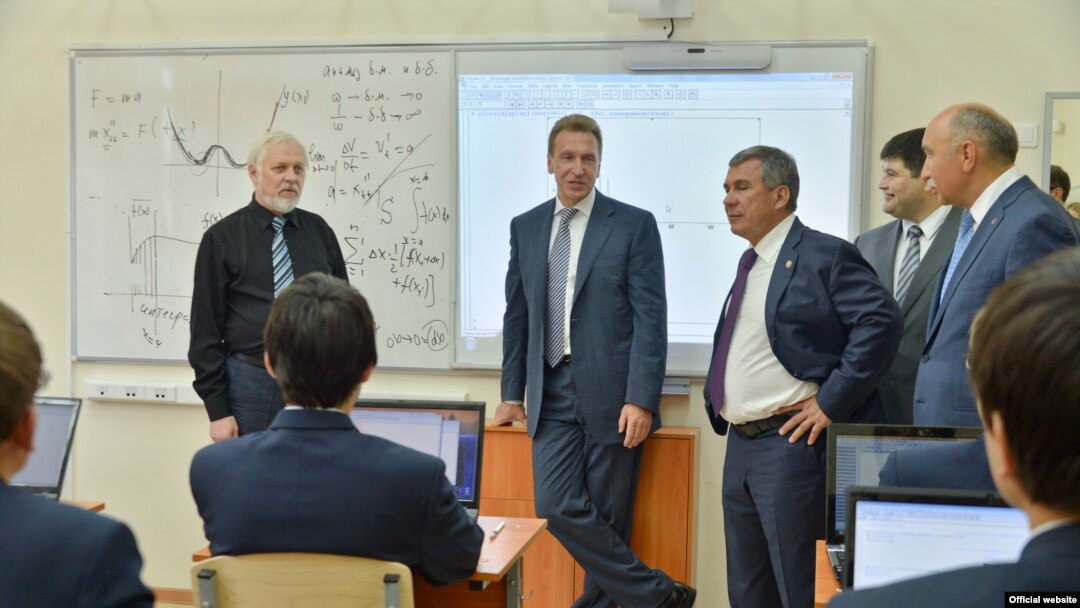 Игорь Шувалов (сулдан икенче) һәм Рөстәм Миңнеханов (сулдан өченче)