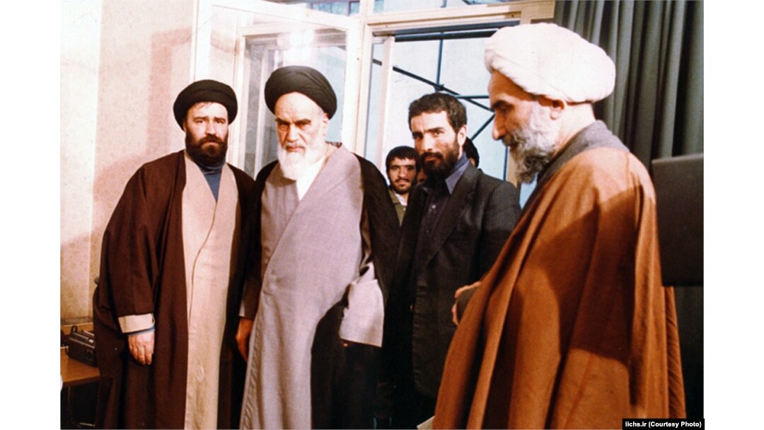 چهرههای اصلی دفتر آیتالله خمینی؛ فرزندش احمد (چپ)، محمدعلی انصاری و مسئول دفترش محمدرضا توسلی (راست)