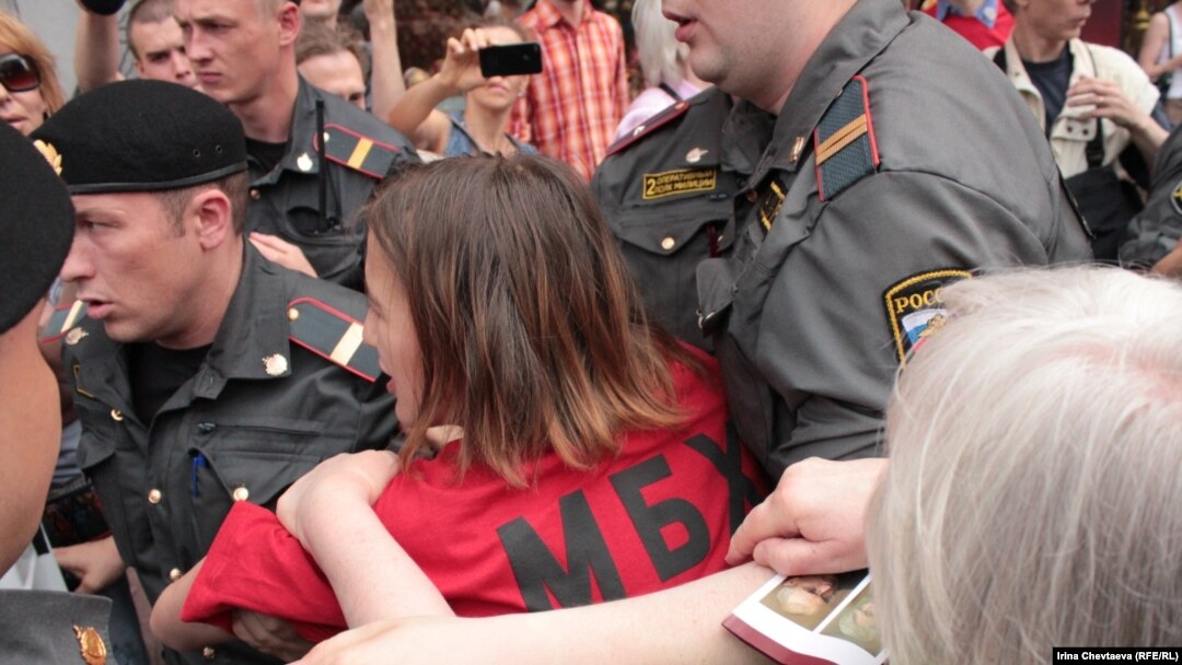 Police arrest activists at the rally in Moscow
