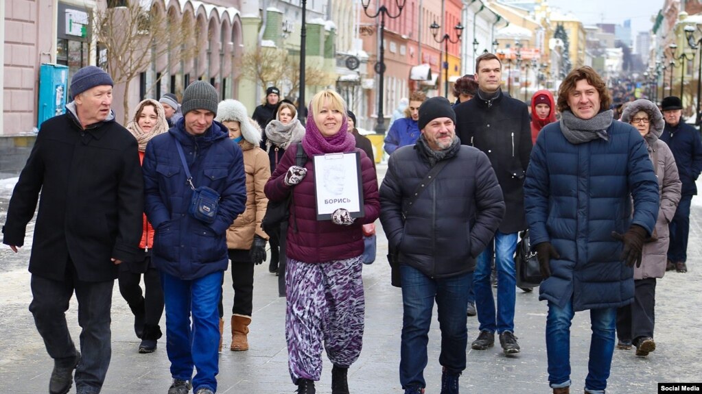 Ирина Славина с портретом Бориса Немцова