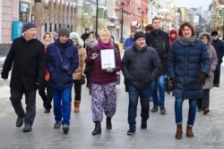 Ирина Славина (в центре, с портретом Бориса Немцова в руках) на шествии памяти убитого политика в Нижнем Новгороде