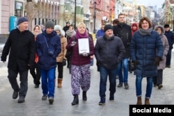 Ирина Славина (в центре, с портретом Бориса Немцова в руках) на шествии памяти убитого политика в Нижнем Новгороде