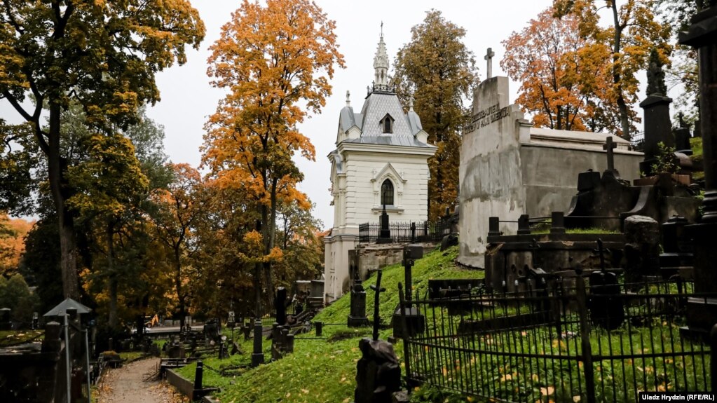 Могілкі Росы рыхтуюць да цырымоніі перапахаваньня