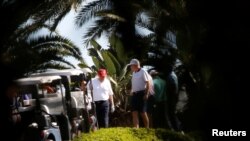 Președintele Donald Trump plecase în vacanță fără a semna legea privind ajutorul economic pentru depășirea consecințelor pandemiei de Covid-19, Florida, decembrie 2020.