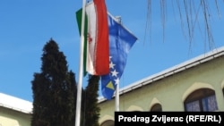 Zastave Irana i Bosne i Hercegovine postavljene ispred Persijsko-bosanskog koledža, Ilijaš, Sarajevo, januar 2026.