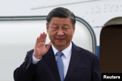 Председатель КНР Си Цзиньпин сходит с трапа самолета в Сан-Франциско, куда он прибыл для участия в саммите лидеров стран АТЭС (Азиатско-Тихоокеанского экономического сотрудничества). США, 14 ноября 2023 года