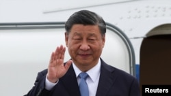 Kineski predsjednik Xi Jinping maše nakon dolaska na aerodrom u San Franciscu, Kalifornija, 14. novembra 2023.