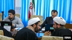 گروهی از نامزدها در حال نام‌نویسی برای مجلس خبرگان