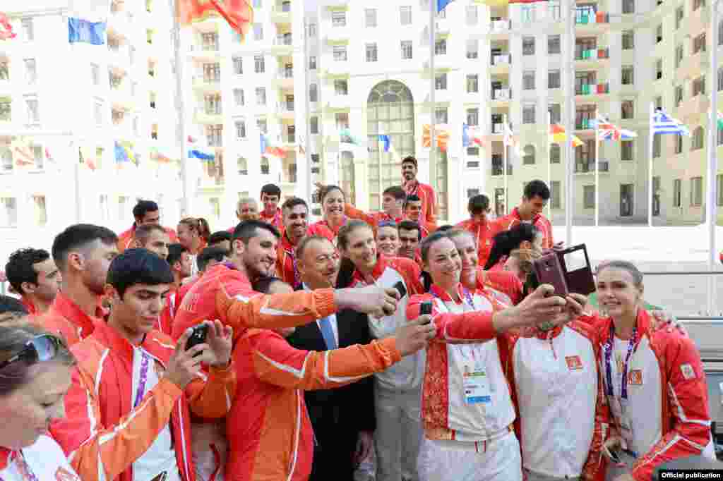 Azərbaycan prezidneti İlham Əliyev Birinci Avropa Oyunlarında iştirak edəcək idmançılarla görüş zamanı selfie çəkdirir (Foto: president.az)