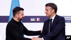 Ukrainian President Volodymyr Zelenskiy and French President Emmanuel Macron meet at the Elysee Palace in Paris on June 7.