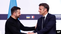 Президенти України та Франції Володимир Зеленський (л) та Емманюель Макрон, Париж, 7 червня 2024 року