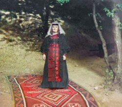 Грузинська жінка позує в своєму вбранні в невідомому місці