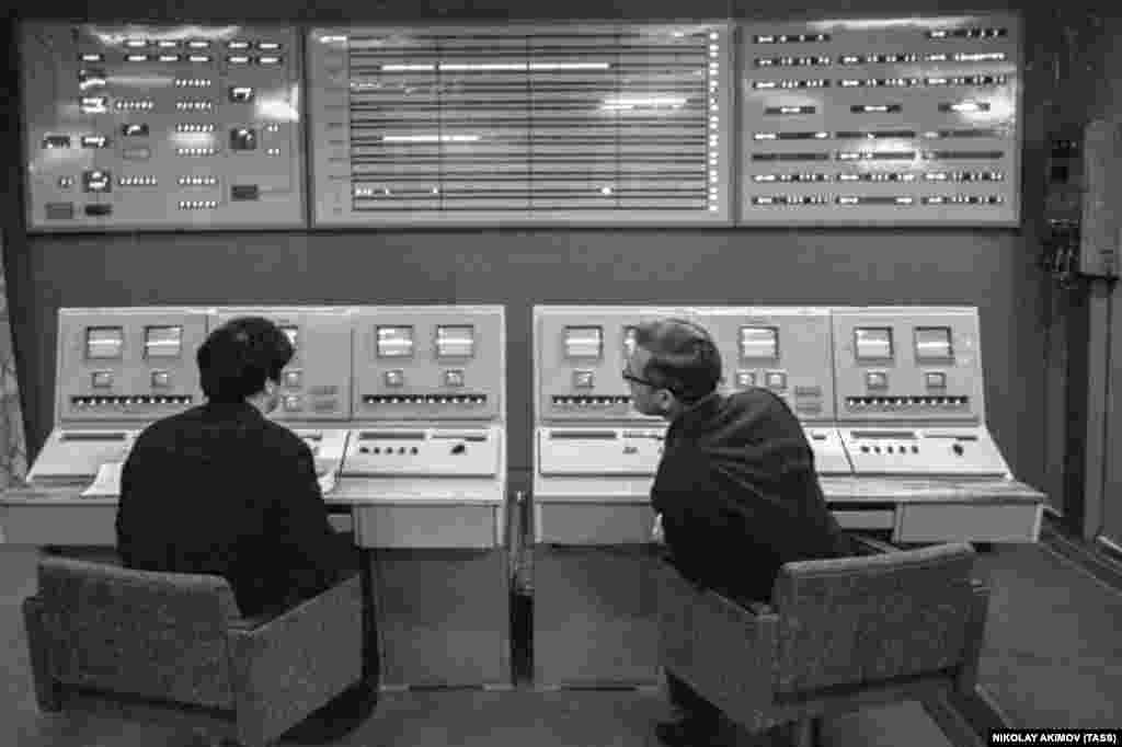 &laquo;Венера-7&raquo; &ndash; первый аппарат, который осуществил передачу данных после мягкой посадки на поверхность Венеры. Он был запущен с космодрома Байконур (Казахстан) в августе 1970 года. На фото &ndash; обработка информации перед полетом автоматической межпланетной станции &laquo;Венера-7&raquo; в вычислительном центре Центра дальней космической связи, декабрь 1970 года