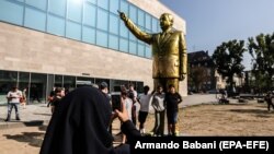 Золотая статуя президента Турции Реджепа Эрдогана в Германии.