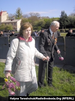Ветеран Второй мировой возлагает цветы на военном кладбище во Львове, 9 мая 2011 года