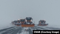 Utilajele de deszăpezire eliberează pistele de la Aeroportul Henry Coandă, București.