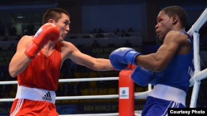 Варум толығымен жалаңаш