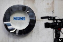 Televizijska kamera stoji ispred ulaza Stalnog vijeća OEBS-a u Beču, Austrija, 15. februara 2022.