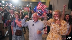 Suporterii David McCormick, candidat republican pentru Senat, la Pittsburgh (Pennsylvania), la petrecerea din noaptea alegerilor.