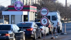 Mașini la așa-numita vamă transnistreană la intrarea în orașul Tighina dinspre Varnița.