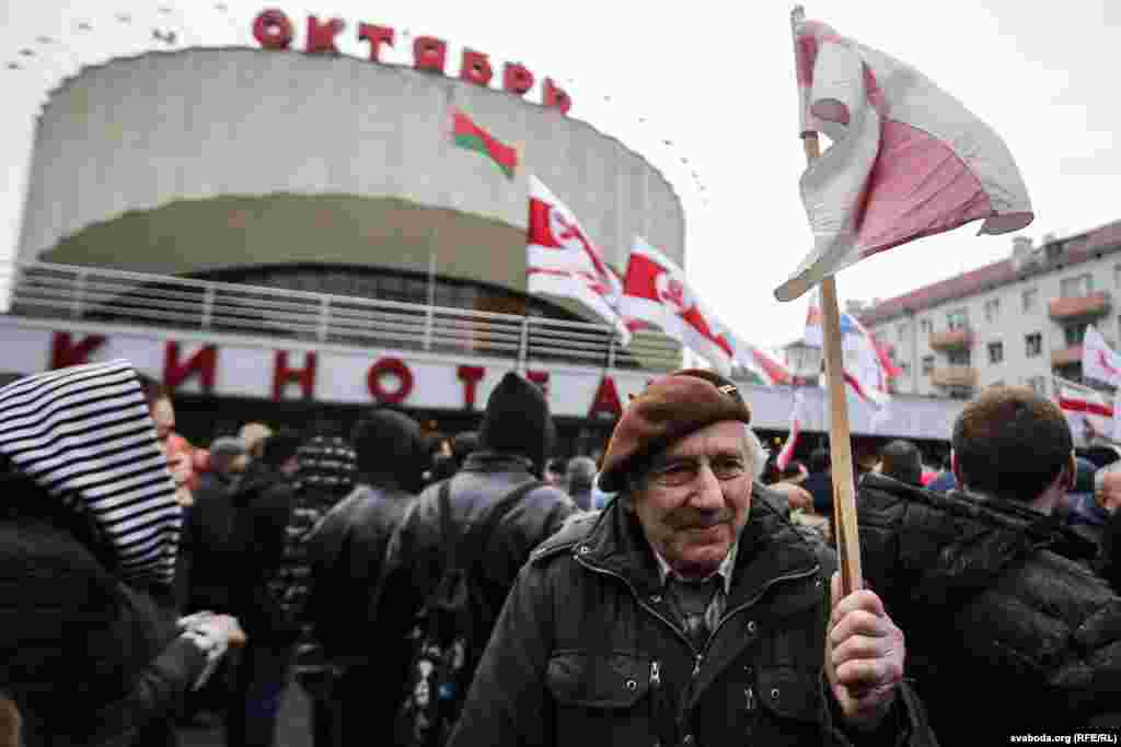 Protesta kundër një ligji për &ldquo;parazitët socialë&rdquo; në Minsk të Bjellorusisë më 15 mars, 2017. Mijëra persona protestuan kundër një ligji, që vendos taksa ndaj personave të papunë. (REL)