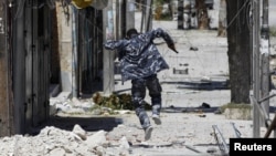 Боец повстанческих сил в Алеппо
