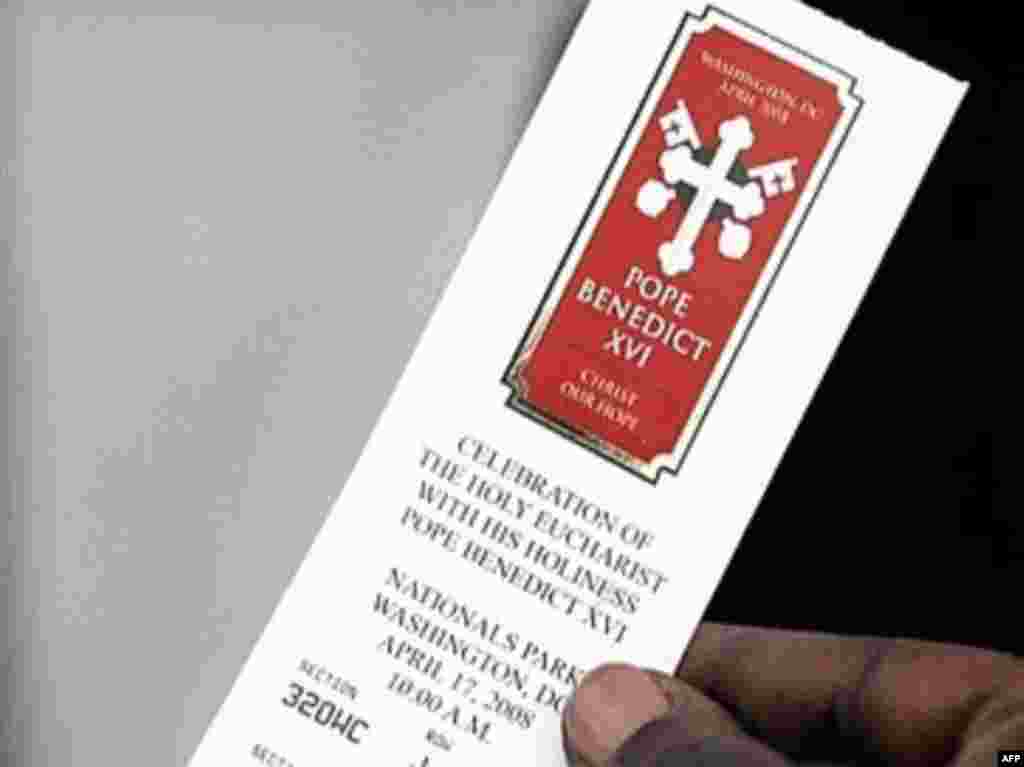 Билет на мессу, которую папа отслужил 17 апреля на бейсбольном стадионе в Национальном парке, Вашингтон. На мессе присутствовало 45 тысяч человек
