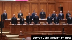 Guvernul Bolojan, înaintea dezbaterilor la moțiunea de cenzură, în timpul intonării imnului de stat