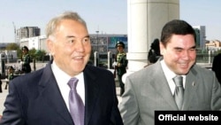 Қазақстан президенті Нұрсұлтан Назарбаев (сол жақта) және Түркіменстан президенті Ғұрбанқұлы Бердімұхамедов. Ашғабат, 11 қыркүйек 2007 жыл.