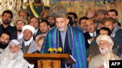 Afganisztán új vezetője, Hamid Karzai 2001. december 22-én