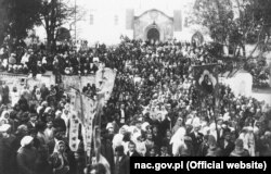 Віруючі на території Почаївської лаври, 1930 рік