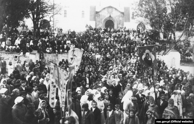 Віруючі на території Почаївської лаври, 1930 рік