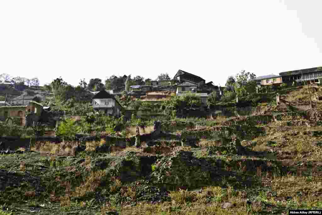Amma kənd dağılmış vəziyyətdə o dövrdən olduğu kimi qalıb. O hadisələr haqqında bizdə təsəvvür yaradır.