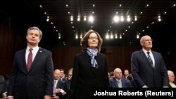 FTB-nin direktoru Christopher Wray (solda); MKİ-nin başçısı Gina Haspel və Milli Təhlükəsizliyin rəhbəri Dan Coats yanvarın 29-da Senat dinləməsində