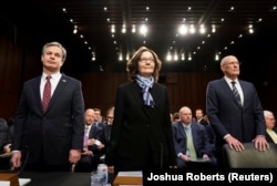 Директор ФБР Кристофер Рэй, глава ЦРУ Джина Хаспел и директор Национальной разведки Дэн Коатс на слушаниях в Сенате (на снимке слева направо)