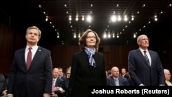 Директор ФБР Кристофер Рэй, глава ЦРУ Джина Хаспел и директор Национальной разведки Дэн Коатс на слушаниях в Сенате (на снимке слева направо)