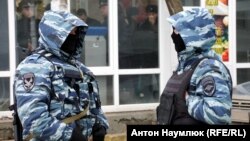 Российские силовики во время обыска у крымско-татарского активиста Марлена Мустафаева, Симферополь, февраль 2017 года
