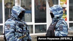 Сотрудники полиции проводят обыск в доме активиста в Крыму