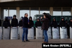 Сотрудники российских государственных телеканалов, по мнению протестующих в Донецке, единственный "рупор правды" в "море лживой информации"