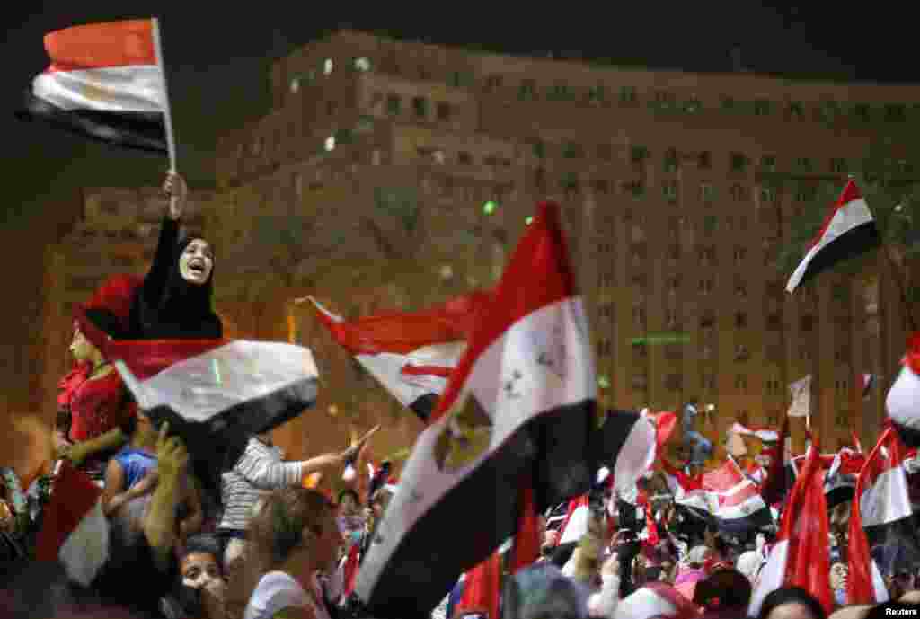 شادمانی مخالفان محمد مرسی پس از برکنار شدن وی از قدرت توسط ارتش- قاهره، ۱۲ تیرماه ۱۳۹۲