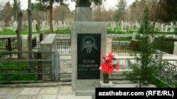 Могила туркменского писателя Керима Гурбаннепесова, Ашхабад.
