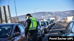 Ellenőrzés a szlovák-osztrák határon Pozsonynál, 2021. február 15-én.