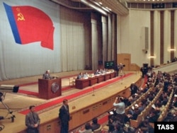 Борис Єльцин виступає на позачерговому засіданні парламенту в Москві. 21 серпня 1991 року