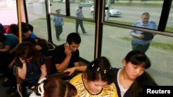 Задержанные полицией во время выборочной проверки мигранты в автобусе. Красноярск. 7Авг2013