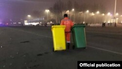 Сотрудник предприятия «Тазалык» на площади Ала-Тоо. 1 января 2019 года.