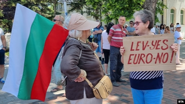 Протестиращи във Варна
