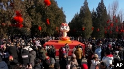 Figura zmije ispred hrama Ditan prvog dana kineske lunarne Nove godine u Pekingu, Kina, 29. januara 2025.